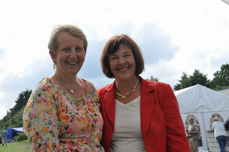 Unsere Bürgermeisterin Regina Voß und die Bundestagsabgeordnete Bettina Hagedorn beim Dorffest in Sagau